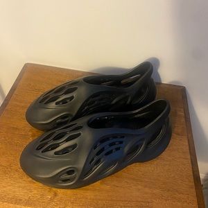 Size 11. Onyx Foam Runners. *Brand New*